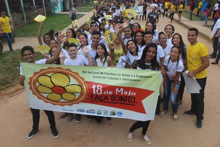 Jovens de Envira e mobilizador Jhonny Marques em caminhada contra exploração sexual infantil/ divulgação