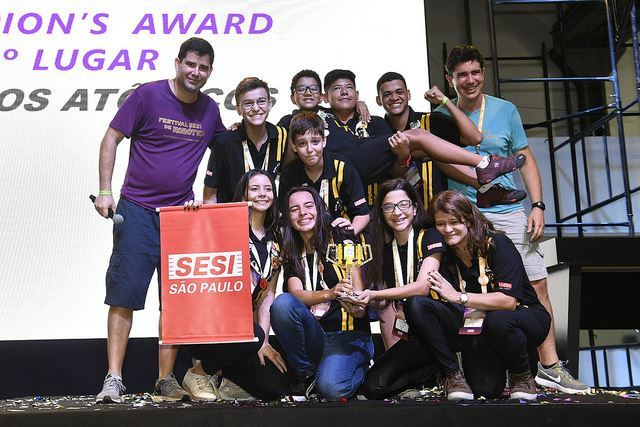 Los Atômicos do SESI Araras (SP) ficaram com o troféu de 2º lugar / Foto: SESI-SP Los Atômicos do SESI Araras (SP) ficaram com o troféu de 2º lugar / Foto: SESI-SP