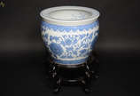Aquário/cachepot  de porcelana chinesa nas core... - Aquário/cachepot  de porcelana chinesa nas cores azul e branco. Diâmetro 40 cm e altura 33 cm. Aquário/cachepot  de porcelana chinesa nas core... - Aquário/cachepot  de porcelana chinesa nas cores azul e branco. Diâmetro 40 cm e altura 33 cm.