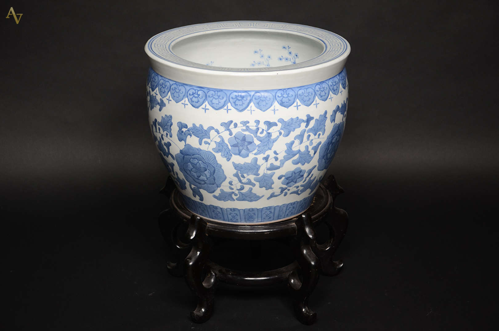 Aquário/cachepot  de porcelana chinesa nas core... - Aquário/cachepot  de porcelana chinesa nas cores azul e branco. Diâmetro 40 cm e altura 33 cm. Aquário/cachepot  de porcelana chinesa nas core... - Aquário/cachepot  de porcelana chinesa nas cores azul e branco. Diâmetro 40 cm e altura 33 cm.