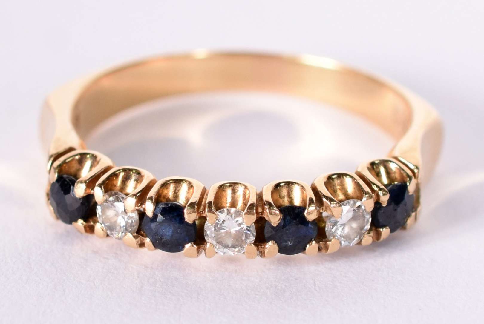 Anel de ouro 18 k com três brilhantes e quatro ... - Anel de ouro 18 k com três brilhantes e quatro safiras azuis, aro 18 (Por motivos de seguranças as peças não encontram-se na loja). Anel de ouro 18 k com três brilhantes e quatro ... - Anel de ouro 18 k com três brilhantes e quatro safiras azuis, aro 18 (Por motivos de seguranças as peças não encontram-se na loja).