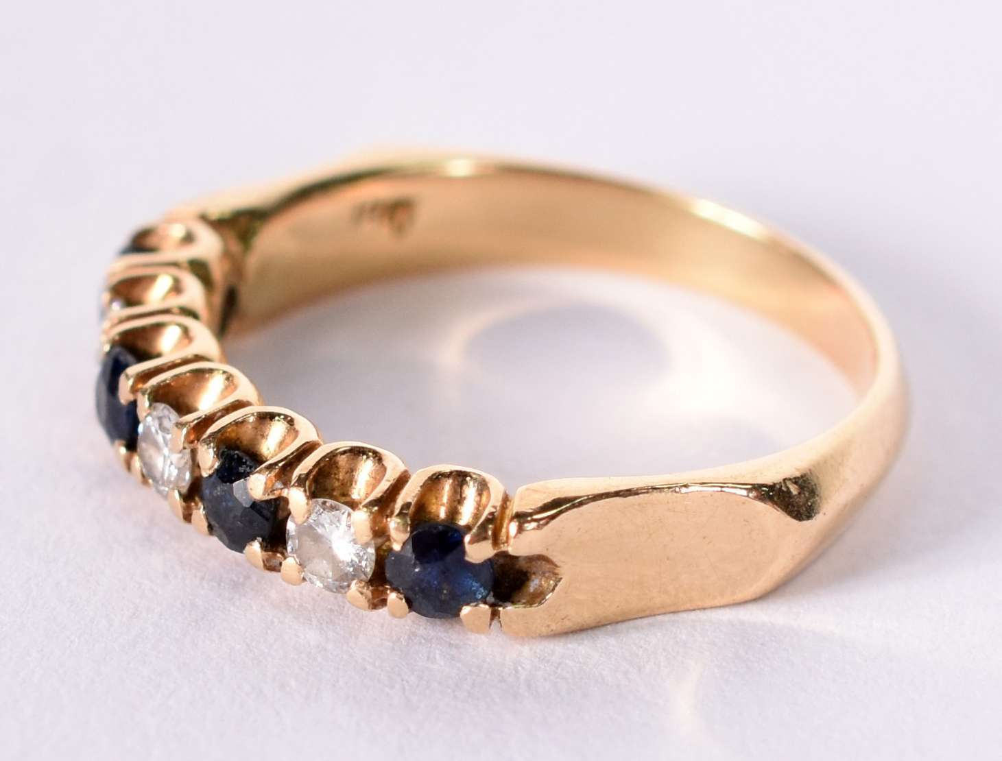 Anel de ouro 18 k com três brilhantes e quatro ... - Anel de ouro 18 k com três brilhantes e quatro safiras azuis, aro 18 (Por motivos de seguranças as peças não encontram-se na loja). Anel de ouro 18 k com três brilhantes e quatro ... - Anel de ouro 18 k com três brilhantes e quatro safiras azuis, aro 18 (Por motivos de seguranças as peças não encontram-se na loja).