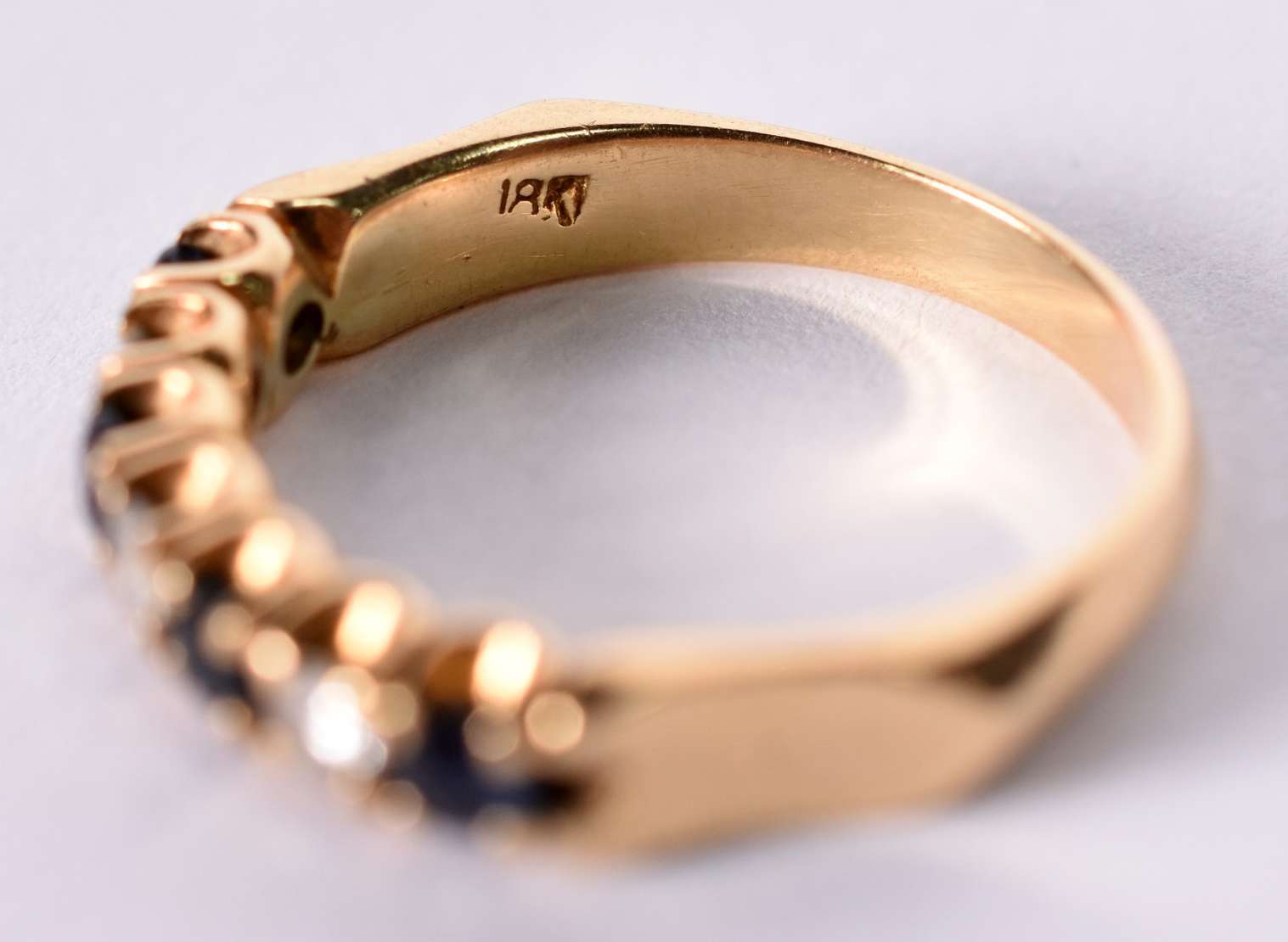Anel de ouro 18 k com três brilhantes e quatro ... - Anel de ouro 18 k com três brilhantes e quatro safiras azuis, aro 18 (Por motivos de seguranças as peças não encontram-se na loja). Anel de ouro 18 k com três brilhantes e quatro ... - Anel de ouro 18 k com três brilhantes e quatro safiras azuis, aro 18 (Por motivos de seguranças as peças não encontram-se na loja).