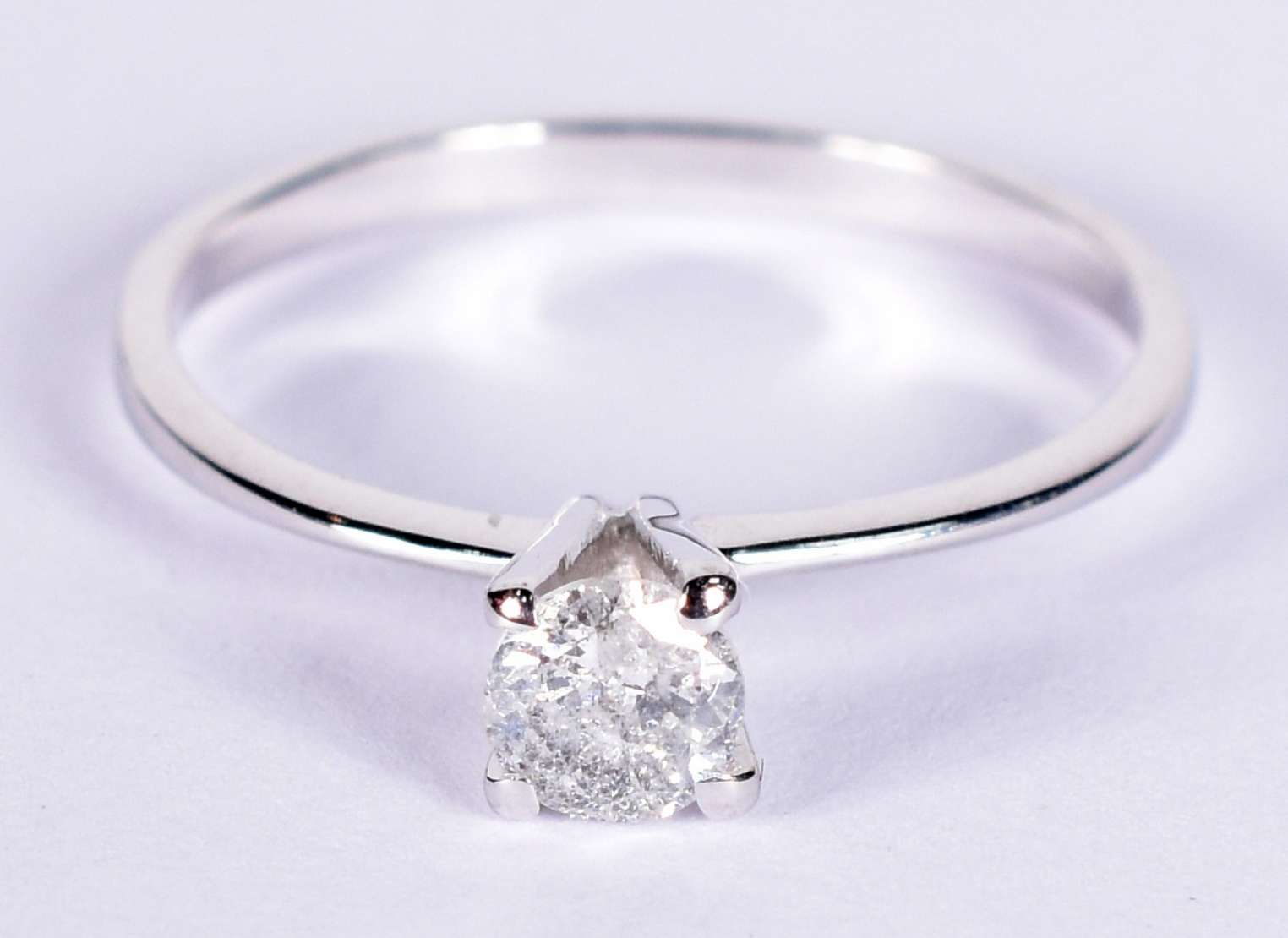 Anel solitário de ouro branco com um brilhante ... - Anel solitário de ouro branco com um brilhante de aproximadamente 0,25 ct, aro 15 (Por motivos de seguranças as peças não encontram-se na loja). Anel solitário de ouro branco com um brilhante ... - Anel solitário de ouro branco com um brilhante de aproximadamente 0,25 ct, aro 15 (Por motivos de seguranças as peças não encontram-se na loja).
