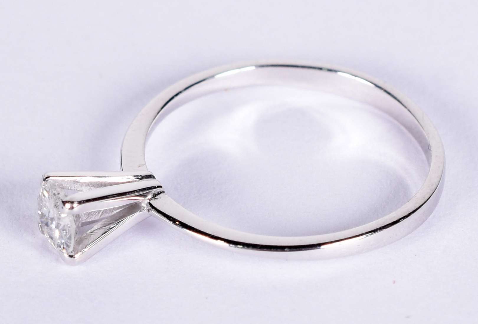 Anel solitário de ouro branco com um brilhante ... - Anel solitário de ouro branco com um brilhante de aproximadamente 0,25 ct, aro 15 (Por motivos de seguranças as peças não encontram-se na loja). Anel solitário de ouro branco com um brilhante ... - Anel solitário de ouro branco com um brilhante de aproximadamente 0,25 ct, aro 15 (Por motivos de seguranças as peças não encontram-se na loja).