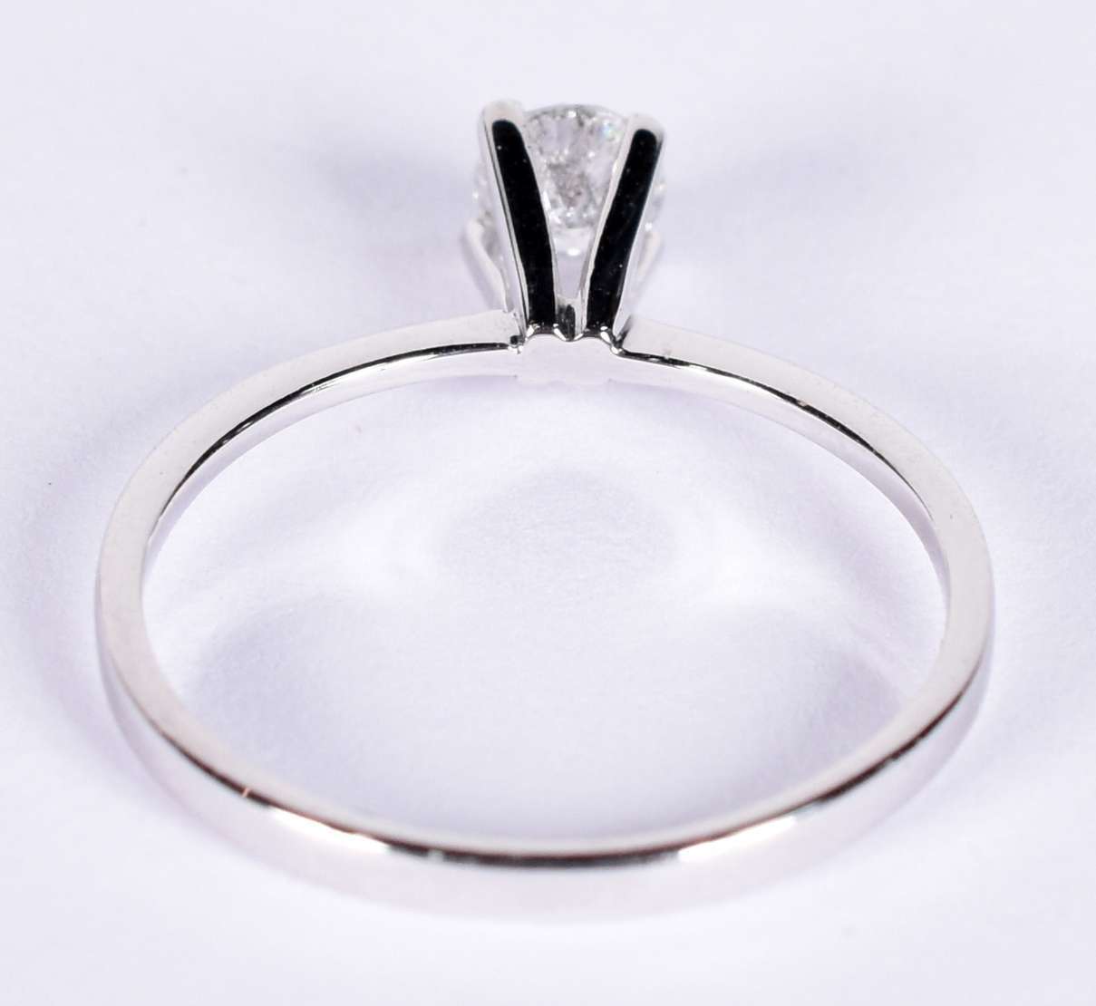 Anel solitário de ouro branco com um brilhante ... - Anel solitário de ouro branco com um brilhante de aproximadamente 0,25 ct, aro 15 (Por motivos de seguranças as peças não encontram-se na loja). Anel solitário de ouro branco com um brilhante ... - Anel solitário de ouro branco com um brilhante de aproximadamente 0,25 ct, aro 15 (Por motivos de seguranças as peças não encontram-se na loja).