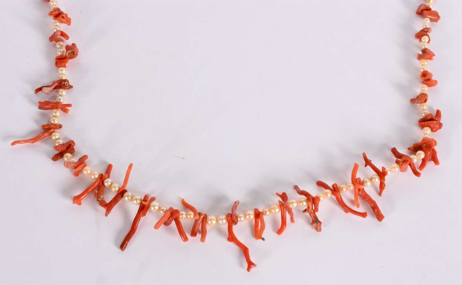 Colar de perolas com pedra coral (Por motivos d... - Colar de perolas com pedra coral (Por motivos de seguranças as peças não encontram-se na loja). Colar de perolas com pedra coral (Por motivos d... - Colar de perolas com pedra coral (Por motivos de seguranças as peças não encontram-se na loja).