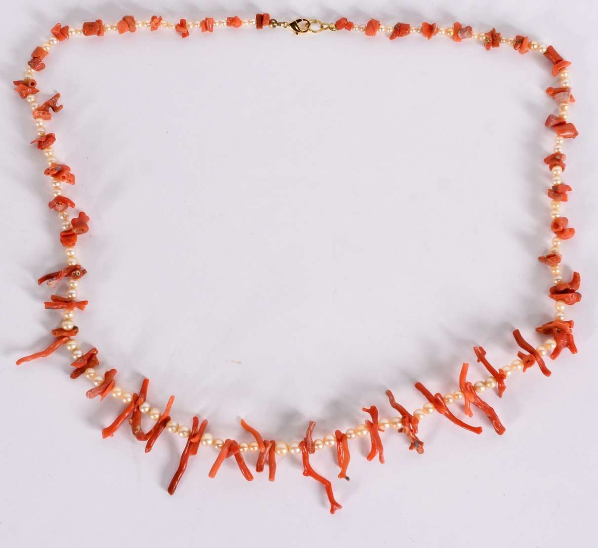 Colar de perolas com pedra coral (Por motivos d... - Colar de perolas com pedra coral (Por motivos de seguranças as peças não encontram-se na loja). Colar de perolas com pedra coral (Por motivos d... - Colar de perolas com pedra coral (Por motivos de seguranças as peças não encontram-se na loja).
