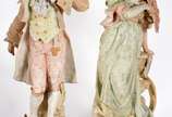 Par de figuras de porcelana representando casal... - Par de figuras de porcelana representando casal de nobres (com restauro). Par de figuras de porcelana representando casal... - Par de figuras de porcelana representando casal de nobres (com restauro).