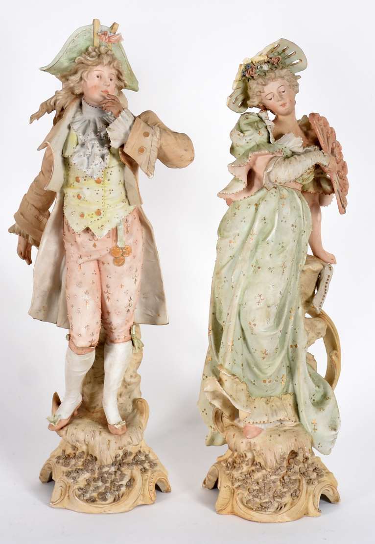 Par de figuras de porcelana representando casal... - Par de figuras de porcelana representando casal de nobres (com restauro). Par de figuras de porcelana representando casal... - Par de figuras de porcelana representando casal de nobres (com restauro).