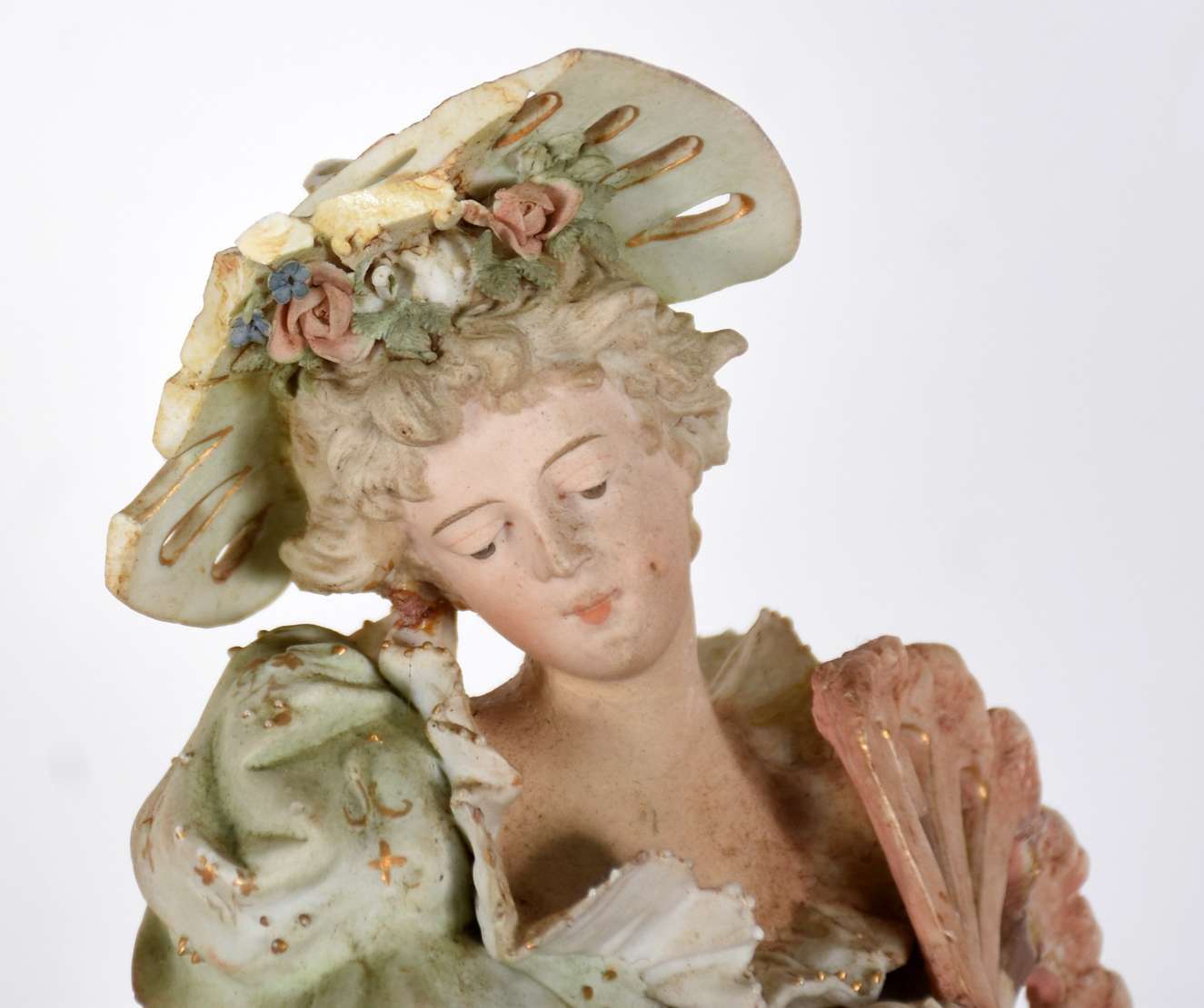 Par de figuras de porcelana representando casal... - Par de figuras de porcelana representando casal de nobres (com restauro). Par de figuras de porcelana representando casal... - Par de figuras de porcelana representando casal de nobres (com restauro).