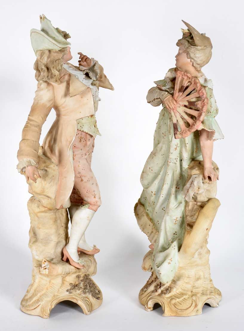 Par de figuras de porcelana representando casal... - Par de figuras de porcelana representando casal de nobres (com restauro). Par de figuras de porcelana representando casal... - Par de figuras de porcelana representando casal de nobres (com restauro).