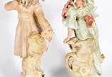 Par de figuras de porcelana representando casal... - Par de figuras de porcelana representando casal de nobres (com restauro). Par de figuras de porcelana representando casal... - Par de figuras de porcelana representando casal de nobres (com restauro).