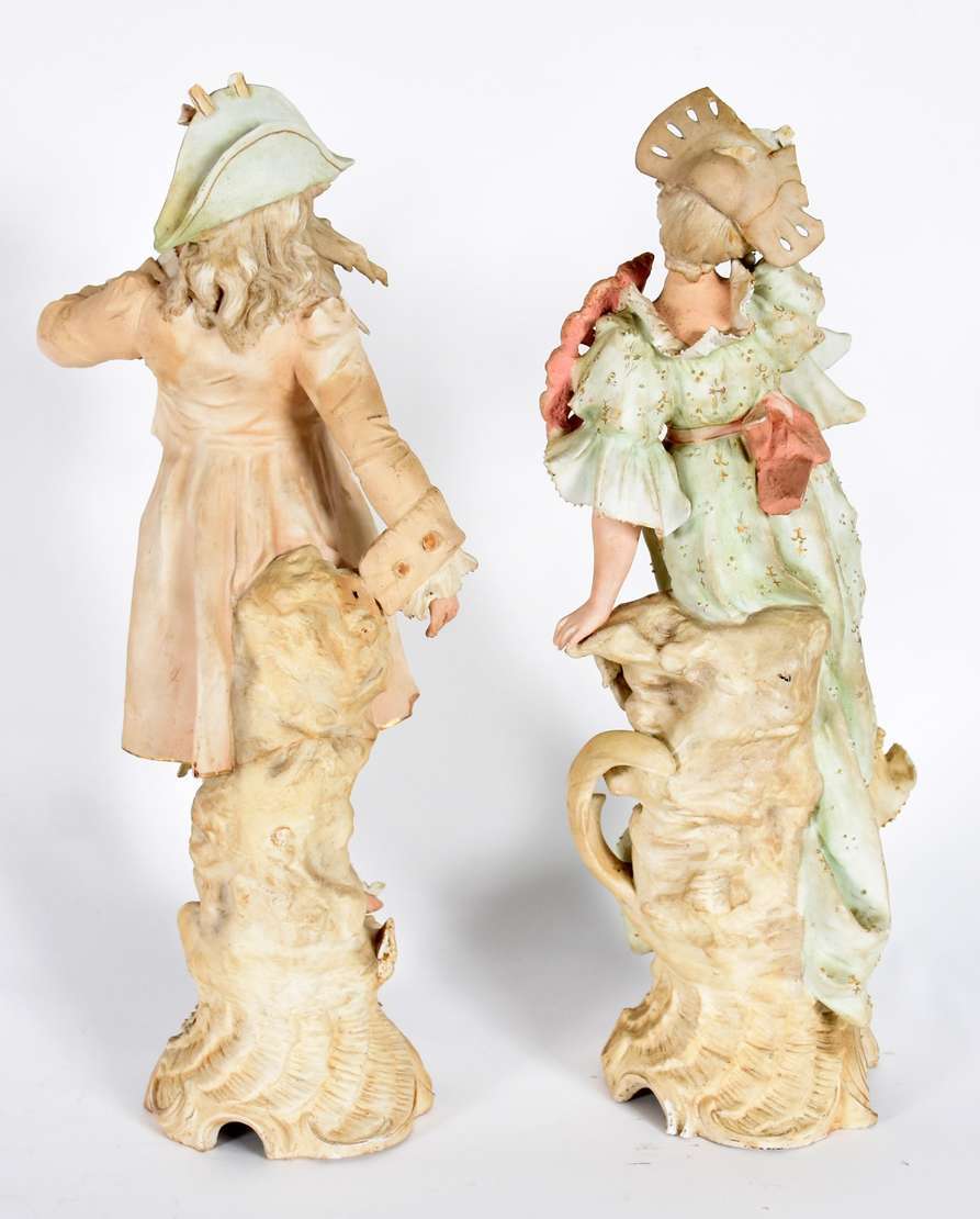 Par de figuras de porcelana representando casal... - Par de figuras de porcelana representando casal de nobres (com restauro). Par de figuras de porcelana representando casal... - Par de figuras de porcelana representando casal de nobres (com restauro).