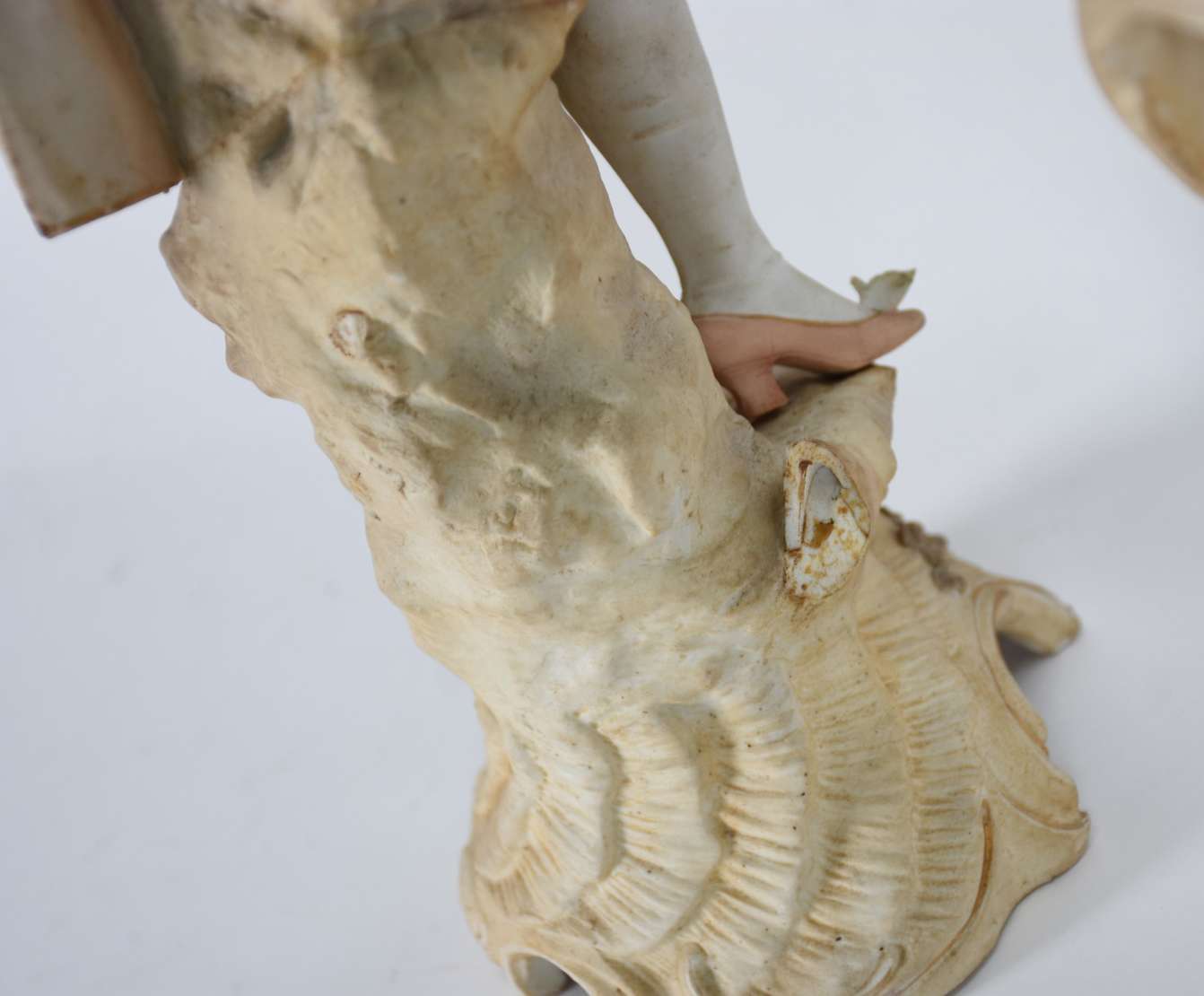 Par de figuras de porcelana representando casal... - Par de figuras de porcelana representando casal de nobres (com restauro). Par de figuras de porcelana representando casal... - Par de figuras de porcelana representando casal de nobres (com restauro).