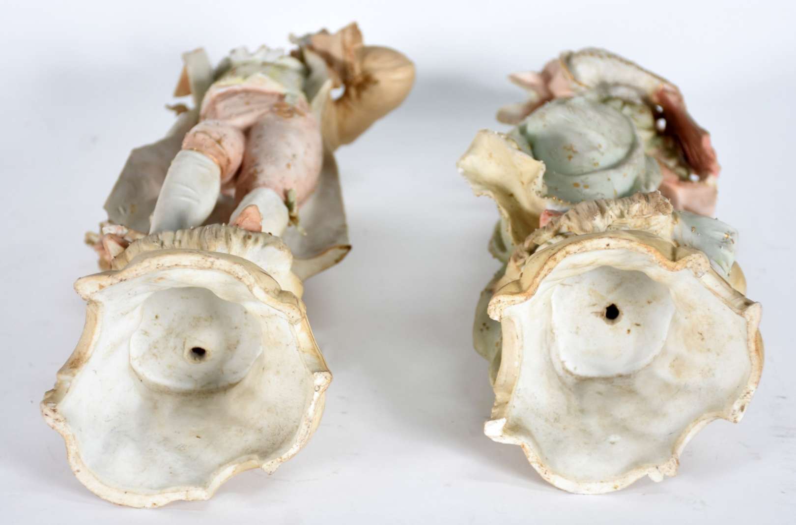 Par de figuras de porcelana representando casal... - Par de figuras de porcelana representando casal de nobres (com restauro). Par de figuras de porcelana representando casal... - Par de figuras de porcelana representando casal de nobres (com restauro).