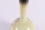 Vaso de opalina na cor creme com paisagem em po... - Vaso de opalina na cor creme com paisagem em policromia rodeada por guirlandas florais. Vaso de opalina na cor creme com paisagem em po... - Vaso de opalina na cor creme com paisagem em policromia rodeada por guirlandas florais.