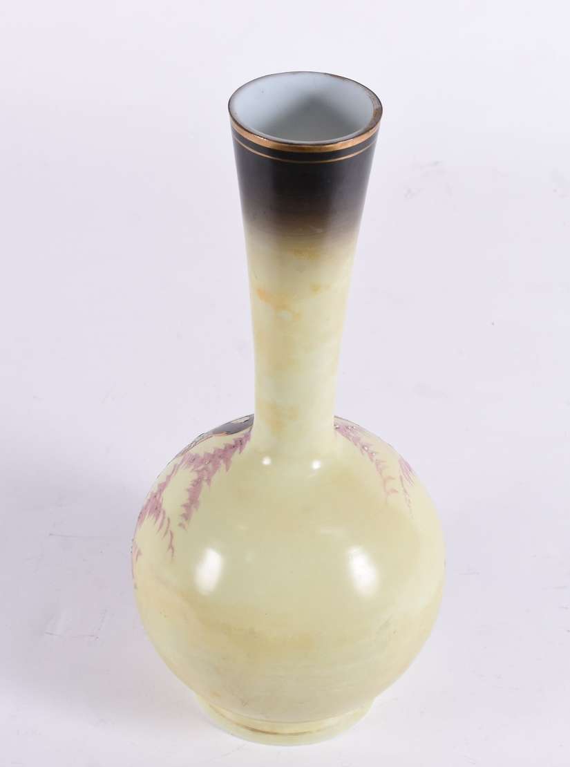Vaso de opalina na cor creme com paisagem em po... - Vaso de opalina na cor creme com paisagem em policromia rodeada por guirlandas florais. Vaso de opalina na cor creme com paisagem em po... - Vaso de opalina na cor creme com paisagem em policromia rodeada por guirlandas florais.