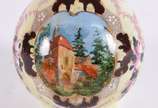 Vaso de opalina na cor creme com paisagem em po... - Vaso de opalina na cor creme com paisagem em policromia rodeada por guirlandas florais. Vaso de opalina na cor creme com paisagem em po... - Vaso de opalina na cor creme com paisagem em policromia rodeada por guirlandas florais.