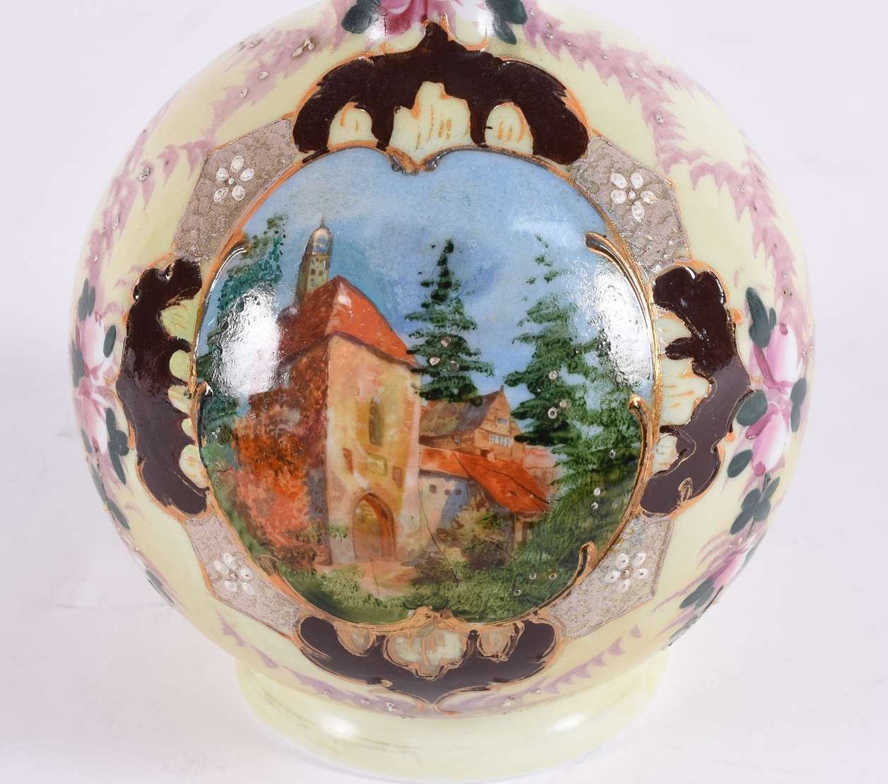 Vaso de opalina na cor creme com paisagem em po... - Vaso de opalina na cor creme com paisagem em policromia rodeada por guirlandas florais. Vaso de opalina na cor creme com paisagem em po... - Vaso de opalina na cor creme com paisagem em policromia rodeada por guirlandas florais.