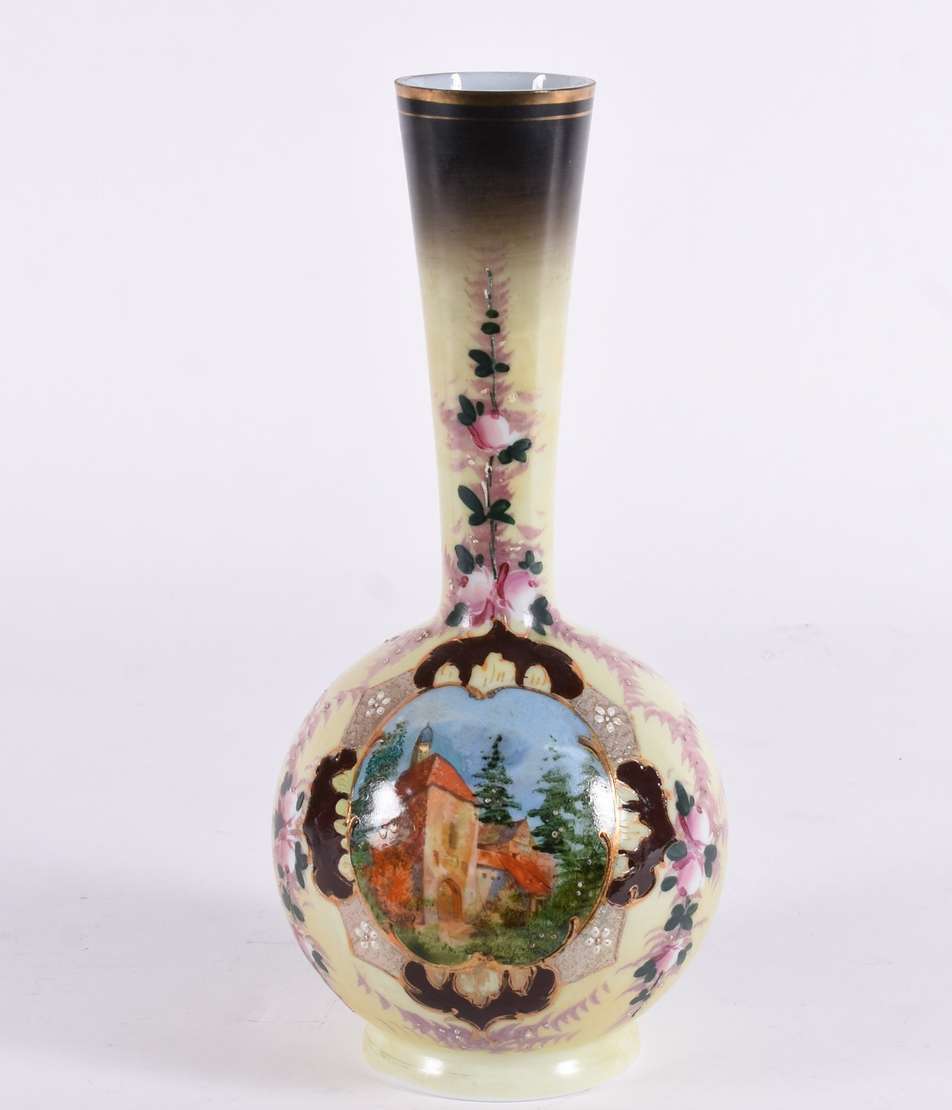 Vaso de opalina na cor creme com paisagem em po... - Vaso de opalina na cor creme com paisagem em policromia rodeada por guirlandas florais. Vaso de opalina na cor creme com paisagem em po... - Vaso de opalina na cor creme com paisagem em policromia rodeada por guirlandas florais.