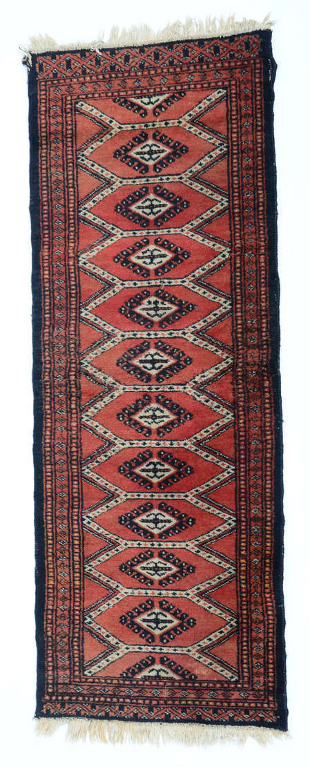 Tapete Pakistan (1101),  - Dois tapetes Pakistan . Medidas: 120 X 44  e 90 x 57 cm Tapete Pakistan (1101),  - Dois tapetes Pakistan . Medidas: 120 X 44  e 90 x 57 cm