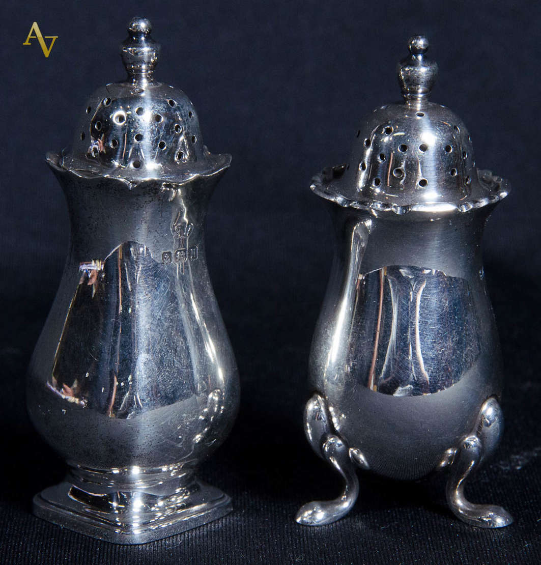 Dois polvilhadores de prata Inglesa Sterling ( ... - Dois polvilhadores de prata Inglesa Sterling ( 925 mls).  Marcas da cidade de BIRMINGHAN. Alt: 7,5 cm  cada. Dois polvilhadores de prata Inglesa Sterling ( ... - Dois polvilhadores de prata Inglesa Sterling ( 925 mls).  Marcas da cidade de BIRMINGHAN. Alt: 7,5 cm  cada.