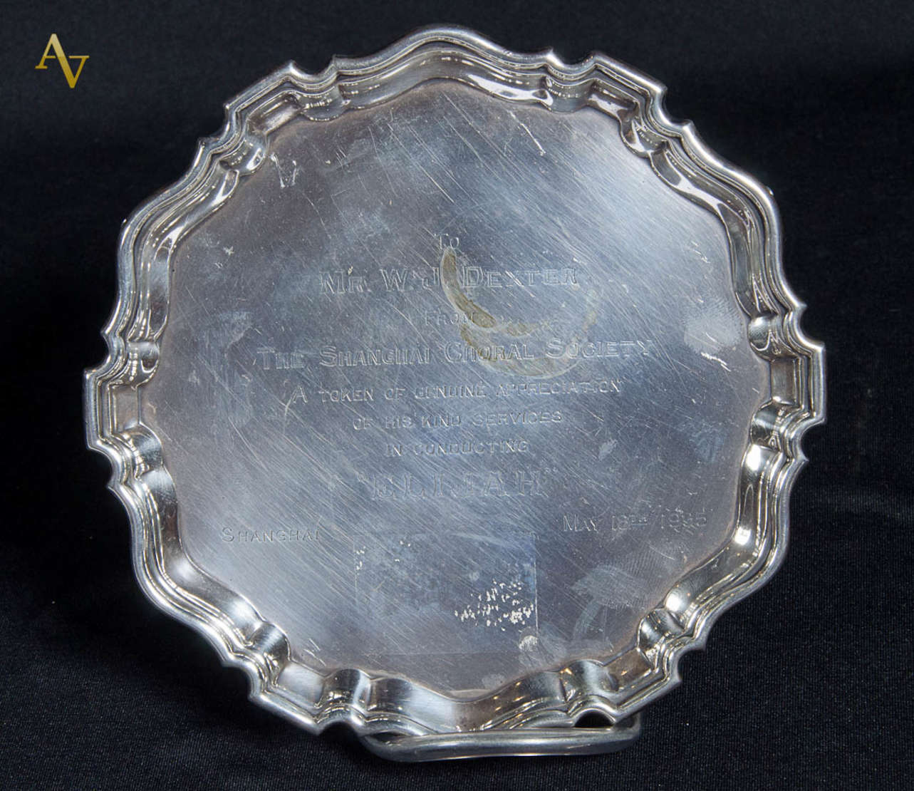 Salva comemorativa em prata inglesa STERLING (9... - Salva comemorativa em prata inglesa STERLING (925mls) com três pés. Marcas da cidade de BIRMINGHAM, e do prateiro WILLIAM SUCKLING LD, de 1933. ... Salva comemorativa em prata inglesa STERLING (9... - Salva comemorativa em prata inglesa STERLING (925mls) com três pés. Marcas da cidade de BIRMINGHAM, e do prateiro WILLIAM SUCKLING LD, de 1933. ...