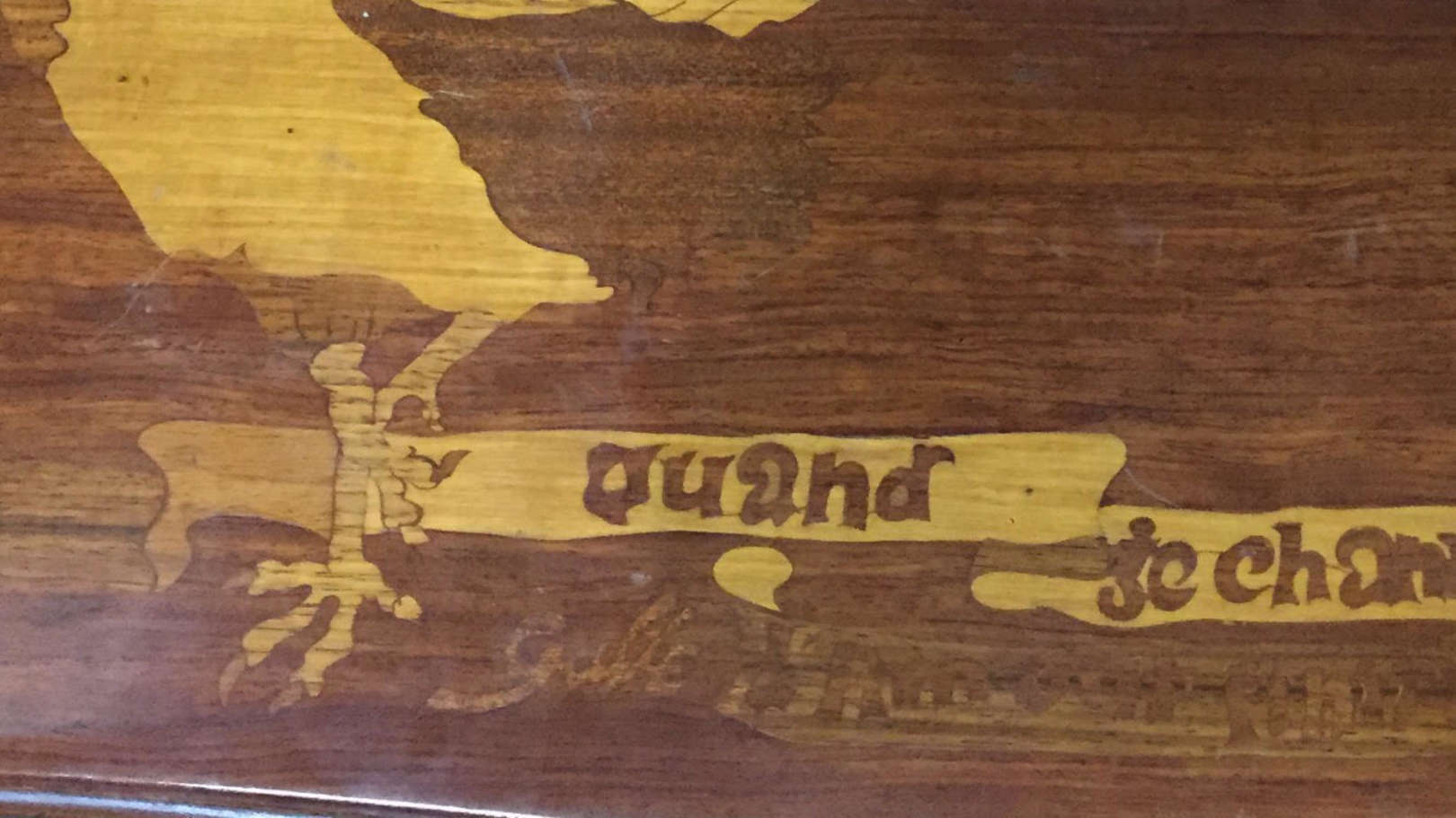 Émile Gallé (1846-1904),  - Excepcional mesa francesa de chá, ART NOUVEAU , madeira nobre com tampo trabalhado em marqueterie decorado com figura de ave e inscrições, ASSINADA. Émile Gallé (1846-1904),  - Excepcional mesa francesa de chá, ART NOUVEAU , madeira nobre com tampo trabalhado em marqueterie decorado com figura de ave e inscrições, ASSINADA.