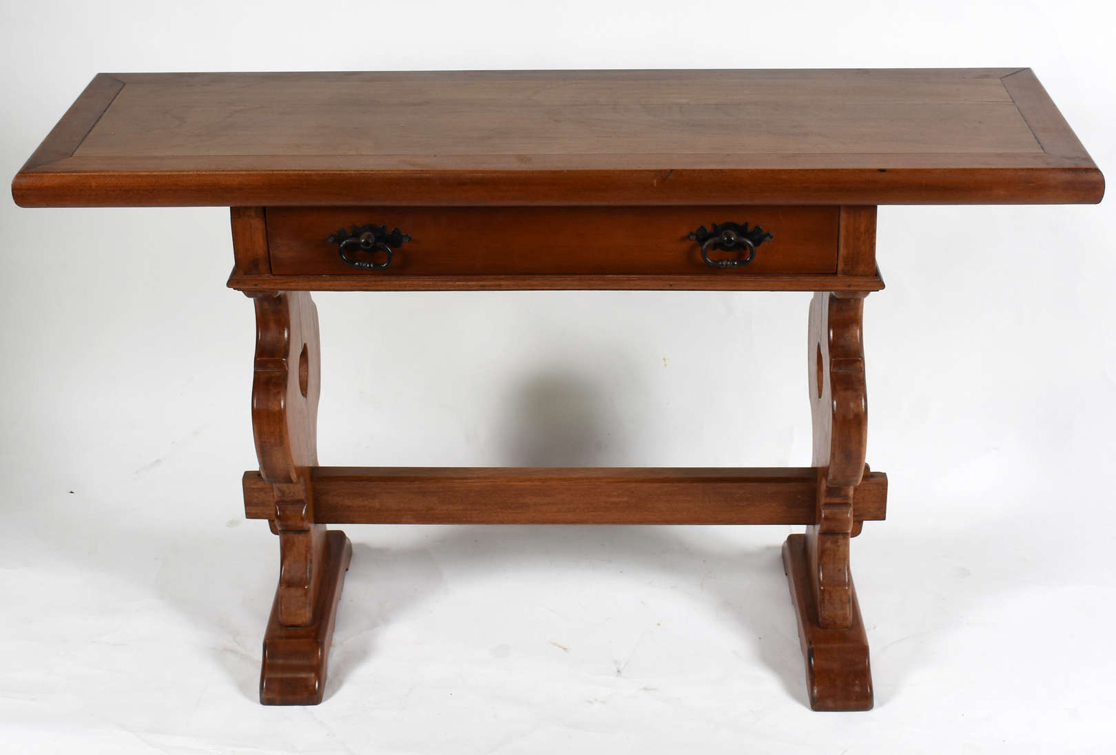 Aparador de madeira nobre , estilo colonial com... - Aparador de madeira nobre , estilo colonial com 1 gaveta . Aparador de madeira nobre , estilo colonial com... - Aparador de madeira nobre , estilo colonial com 1 gaveta .