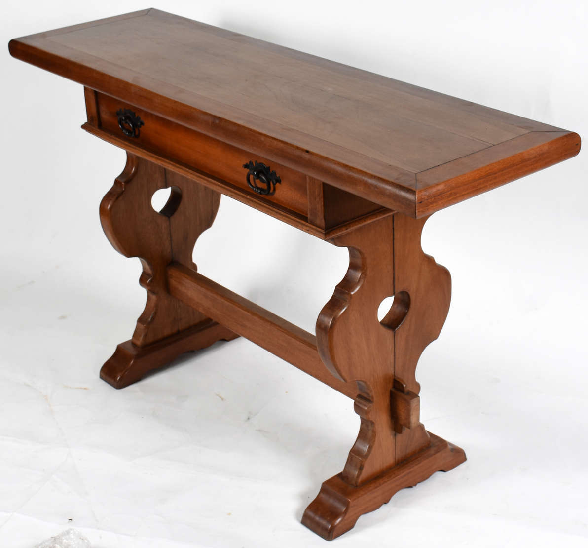 Aparador de madeira nobre , estilo colonial com... - Aparador de madeira nobre , estilo colonial com 1 gaveta . Aparador de madeira nobre , estilo colonial com... - Aparador de madeira nobre , estilo colonial com 1 gaveta .