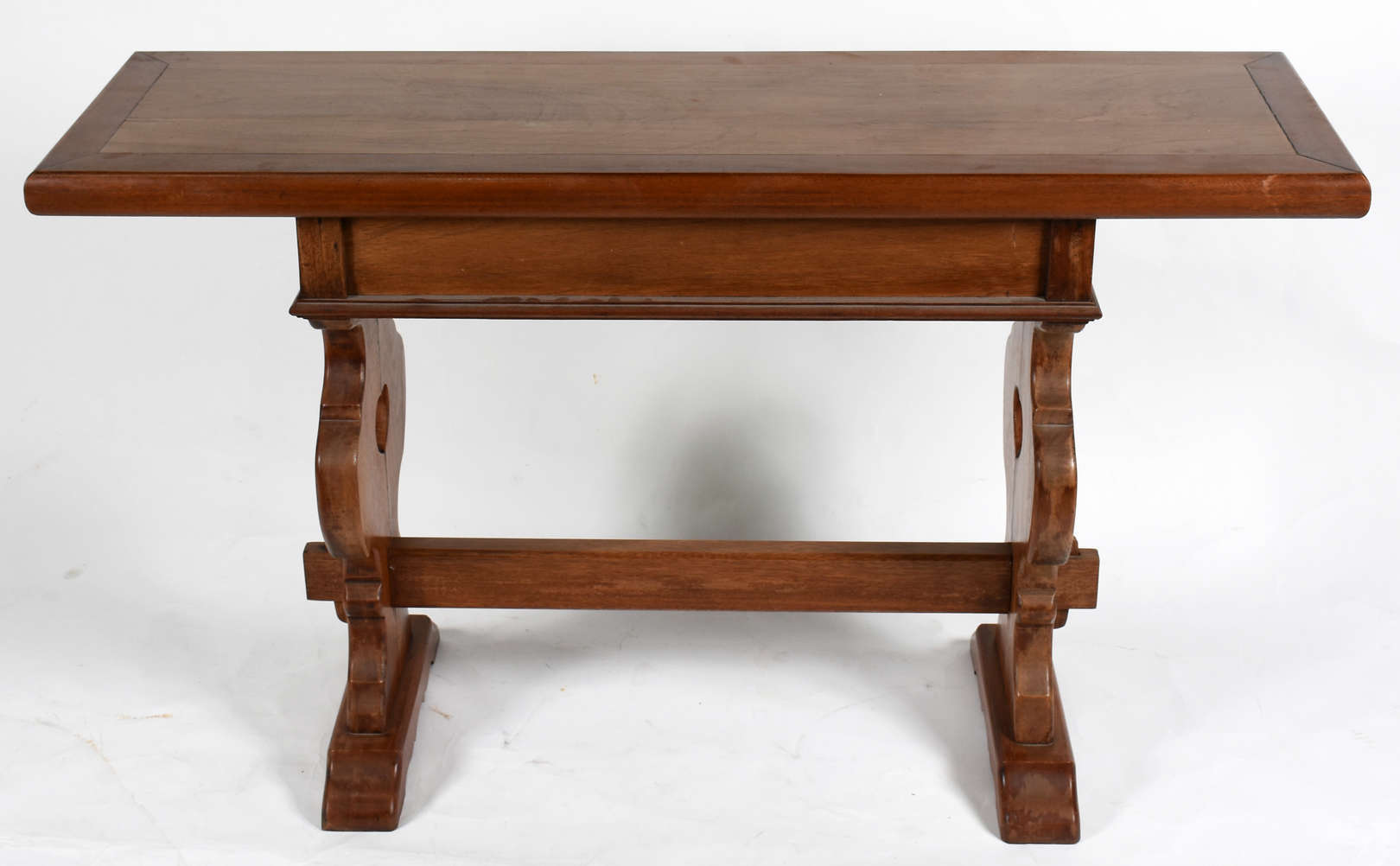 Aparador de madeira nobre , estilo colonial com... - Aparador de madeira nobre , estilo colonial com 1 gaveta . Aparador de madeira nobre , estilo colonial com... - Aparador de madeira nobre , estilo colonial com 1 gaveta .