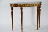 Console de madeira dourada, saia entalhada e qu... - Console de madeira dourada, saia entalhada e quatro pernas cilíndricas frisadas,  tampo de mármore, medidas 38 x 1,05 altura 87 cm. Console de madeira dourada, saia entalhada e qu... - Console de madeira dourada, saia entalhada e quatro pernas cilíndricas frisadas,  tampo de mármore, medidas 38 x 1,05 altura 87 cm.