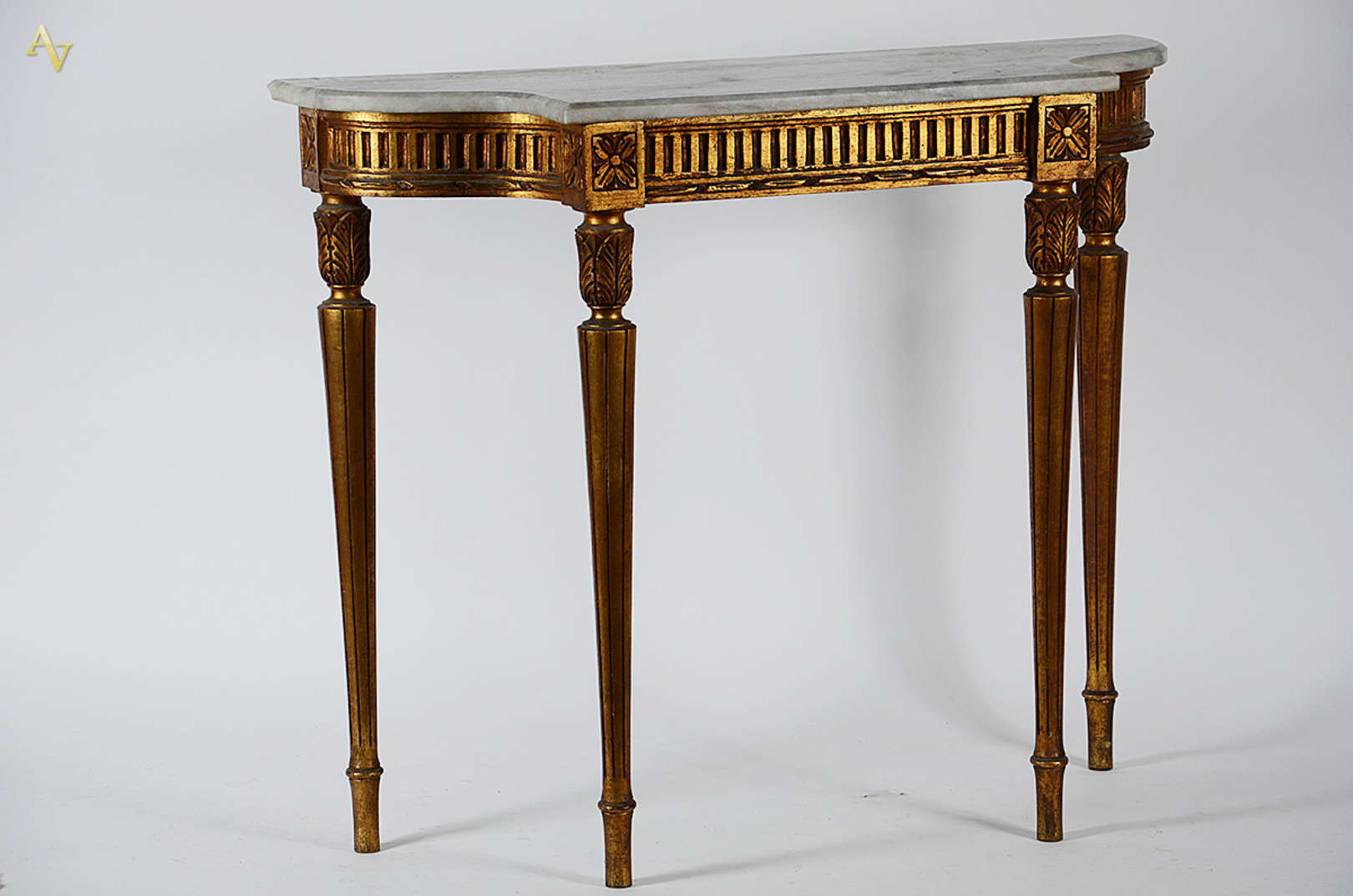 Console de madeira dourada, saia entalhada e qu... - Console de madeira dourada, saia entalhada e quatro pernas cilíndricas frisadas,  tampo de mármore, medidas 38 x 1,05 altura 87 cm. Console de madeira dourada, saia entalhada e qu... - Console de madeira dourada, saia entalhada e quatro pernas cilíndricas frisadas,  tampo de mármore, medidas 38 x 1,05 altura 87 cm.