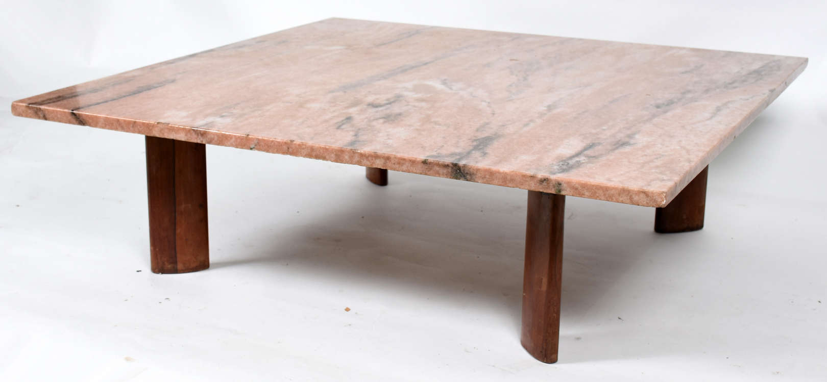 Mesa de centro com base de madeira e pés de jac... - Mesa de centro com base de madeira e pés de jacarandá, tampo quadrado de mármore rosa rajado. Anos 60. (a parte quadrada de madeira que sustenta... Mesa de centro com base de madeira e pés de jac... - Mesa de centro com base de madeira e pés de jacarandá, tampo quadrado de mármore rosa rajado. Anos 60. (a parte quadrada de madeira que sustenta...