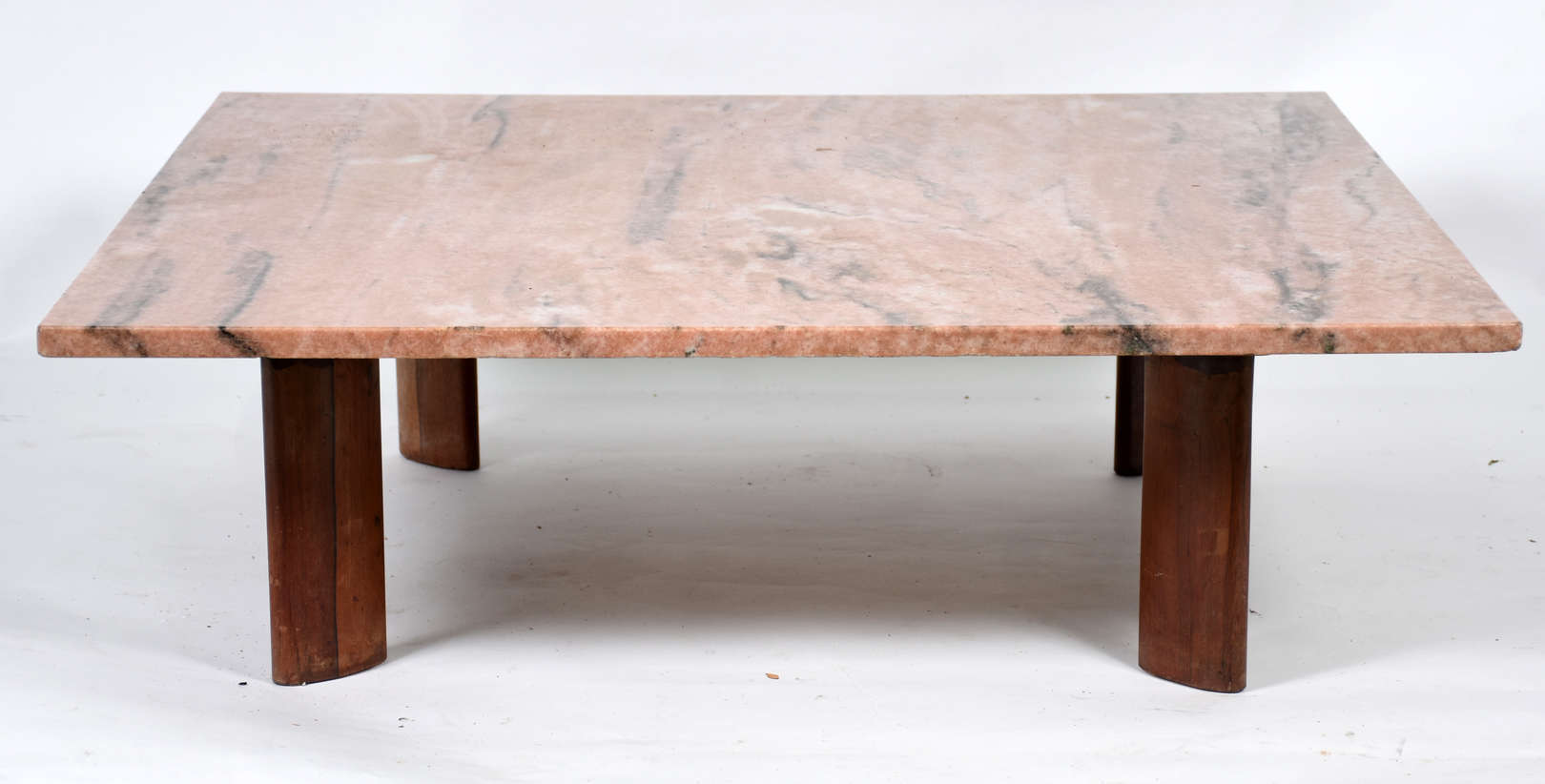 Mesa de centro com base de madeira e pés de jac... - Mesa de centro com base de madeira e pés de jacarandá, tampo quadrado de mármore rosa rajado. Anos 60. (a parte quadrada de madeira que sustenta... Mesa de centro com base de madeira e pés de jac... - Mesa de centro com base de madeira e pés de jacarandá, tampo quadrado de mármore rosa rajado. Anos 60. (a parte quadrada de madeira que sustenta...