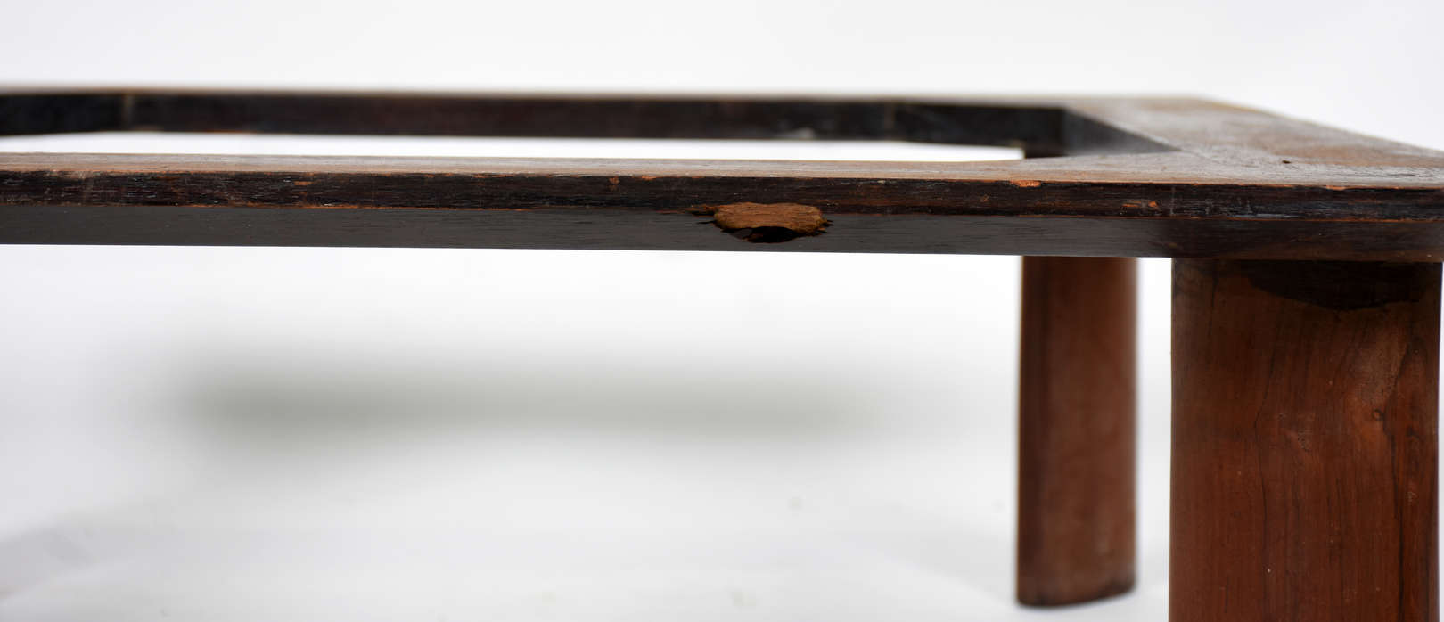 Mesa de centro com base de madeira e pés de jac... - Mesa de centro com base de madeira e pés de jacarandá, tampo quadrado de mármore rosa rajado. Anos 60. (a parte quadrada de madeira que sustenta... Mesa de centro com base de madeira e pés de jac... - Mesa de centro com base de madeira e pés de jacarandá, tampo quadrado de mármore rosa rajado. Anos 60. (a parte quadrada de madeira que sustenta...