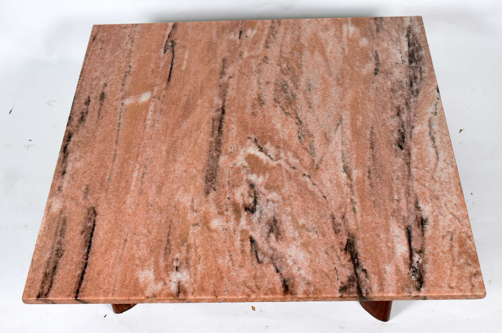 Mesa de centro com base de madeira e pés de jac... - Mesa de centro com base de madeira e pés de jacarandá, tampo quadrado de mármore rosa rajado. Anos 60. (a parte quadrada de madeira que sustenta... Mesa de centro com base de madeira e pés de jac... - Mesa de centro com base de madeira e pés de jacarandá, tampo quadrado de mármore rosa rajado. Anos 60. (a parte quadrada de madeira que sustenta...