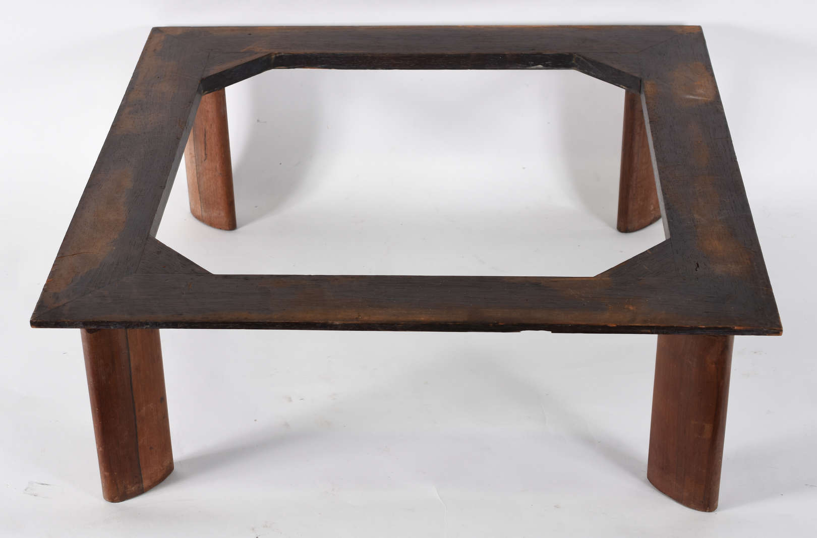 Mesa de centro com base de madeira e pés de jac... - Mesa de centro com base de madeira e pés de jacarandá, tampo quadrado de mármore rosa rajado. Anos 60. (a parte quadrada de madeira que sustenta... Mesa de centro com base de madeira e pés de jac... - Mesa de centro com base de madeira e pés de jacarandá, tampo quadrado de mármore rosa rajado. Anos 60. (a parte quadrada de madeira que sustenta...