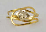 Anel em ouro 18 k decorado com flor central em ... - Anel em ouro 18 k decorado com flor central em ouro branco rodinado, Aro 15 e peso aproximado 0.9 g. Anel em ouro 18 k decorado com flor central em ... - Anel em ouro 18 k decorado com flor central em ouro branco rodinado, Aro 15 e peso aproximado 0.9 g.