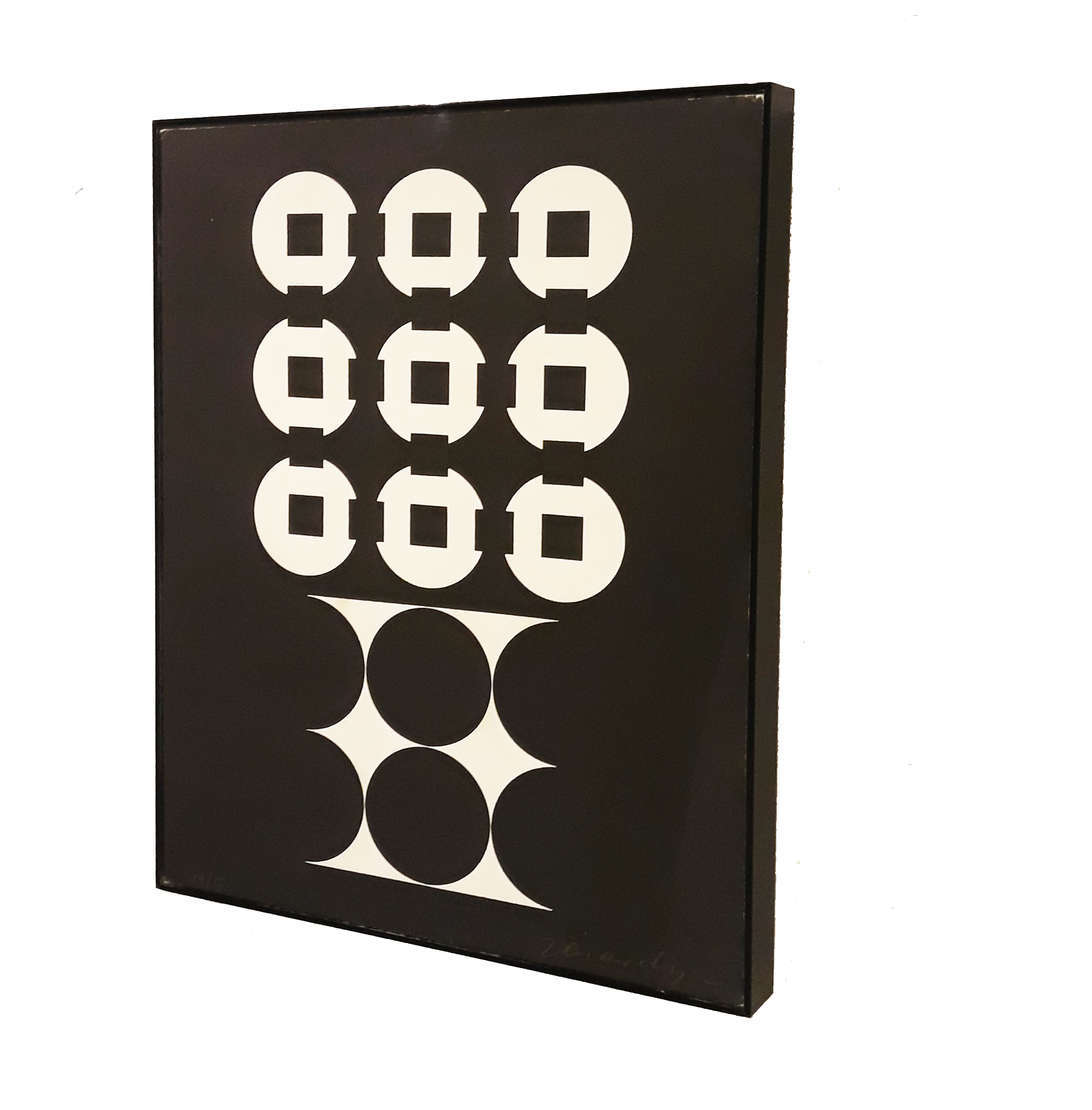 Victor Vasarely (1906-1997), Sem título - Serigrafia 
ass. inf. direito 
36 x 30 cm
Edição 14/15
Em excelente emolduramento de acrílico Victor Vasarely (1906-1997), Sem título - Serigrafia 
ass. inf. direito 
36 x 30 cm
Edição 14/15
Em excelente emolduramento de acrílico