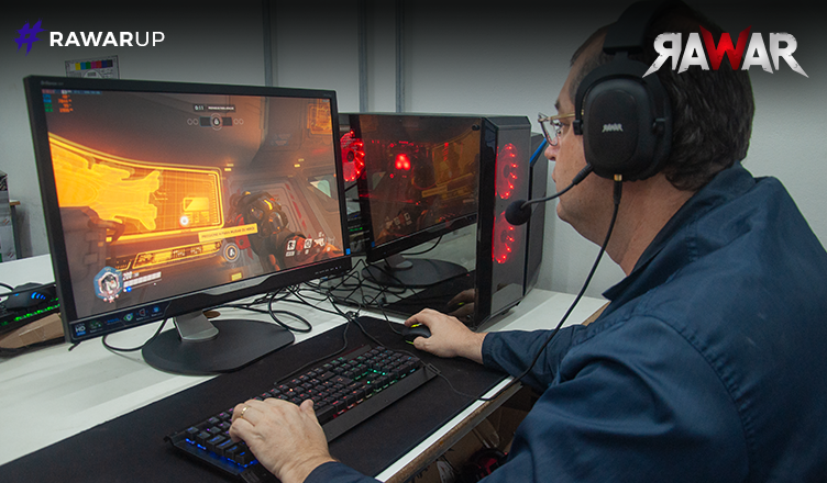 Marcio jogando Overwatch em uma verdadeira máquina de batalha. Marcio jogando Overwatch em uma verdadeira máquina de batalha.