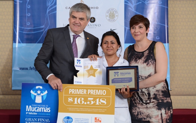 1 premio mucamas. roberto brunello  tatiana jaime y cristina zapata  ganadora 2014