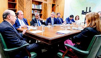 Governador Luiz Fernando Pezão e outros discutindo sobre adesão ao Regime de Recuperação Fiscal dos estados