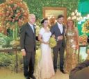 O casal itapetiningano Marina Rodrigues Wey – Cláudio Barsanti Wey, ele, medico dermatologista, ladeiam os noivos Bruna Freitas e Theodorico Mello, no último sete, num sábado, em Itapeva