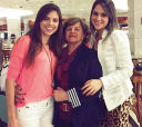 Coordenadora do grupo itapetiningano “Vamos ao Teatro” Leomira Camargo Nunes, com suas nestas: Júlia Nunes Machado (esquerda) e Luísa Nunes Machado (direita)