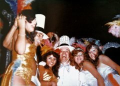Grupo de foliões itapetininganos fantasiados se divertindo no carnaval de rua de 1978