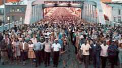 Em cena do recém-lançado filme “Selma”, cerca 600 pessoas atravessam a Ponte Edmundo Pertus, entre as cidades de Selma e Montgomery