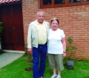 O casal itapetiningano Maria Aparecida (Placo) – Roberto Quass, ela, de tradicional família daqui e ele, delegado de polícia estadual, já aposentado e residindo atualmente em Aldeia da Serra próxima a Alphaville, Barueri, Grande São Paulo