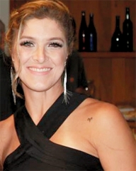 A itapetiningana Kéca Ribeiro, personal-trainer e empresária, proprietária do “Estúdio- Academia Personal Trainer” nesta cidade. Ela é filha da artista plástica Angela Oliveira.